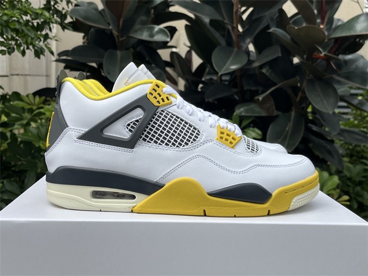 Air Jordan 4 Retro Vivid Sulfur