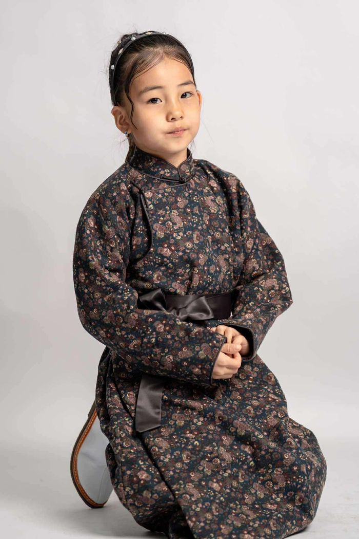 Цэцгэн хээтэй хар бор хөвөнтэй дээл