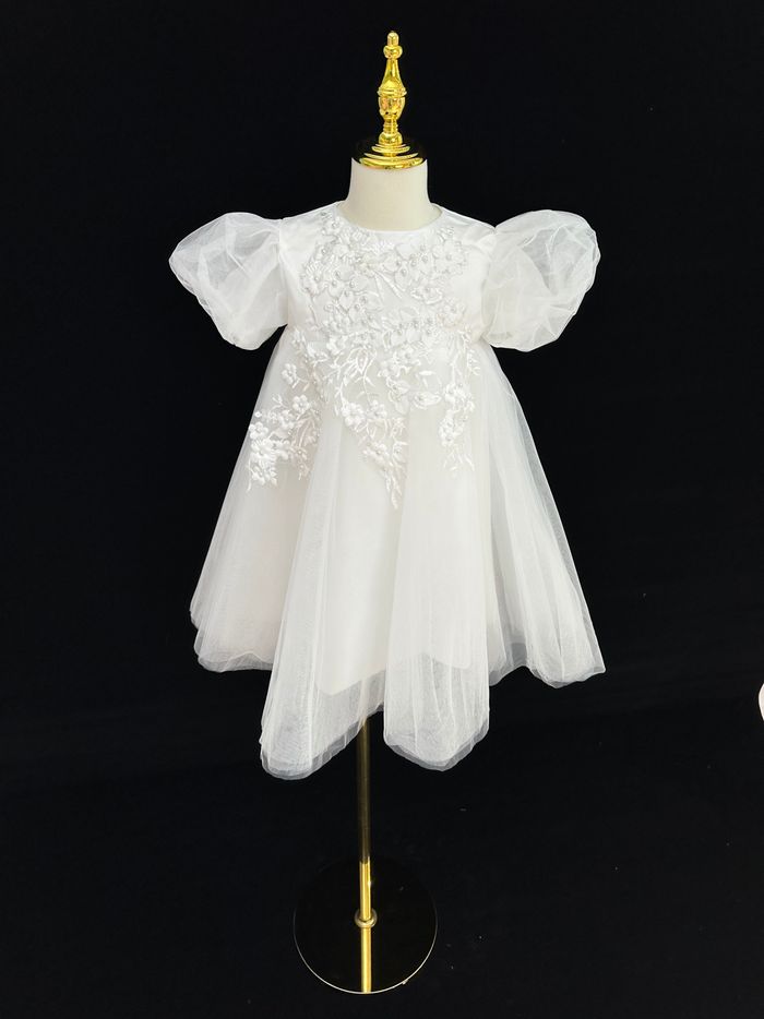 Энгэртээ гоёлтой цагаан даашинз