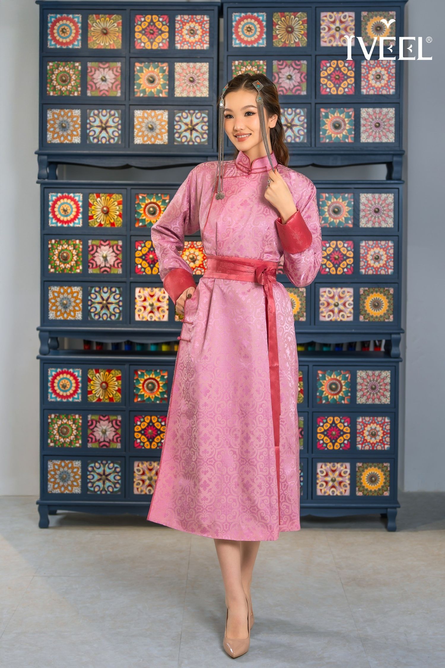 Эмжээртэй уламжлалт дээл