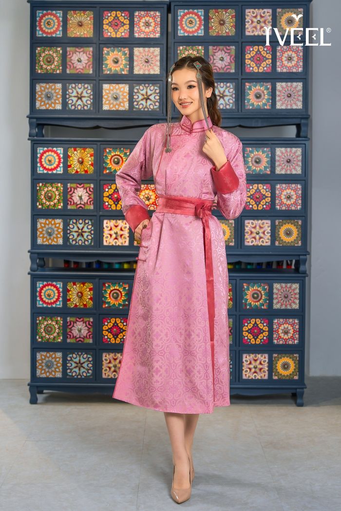 Эмжээртэй уламжлалт дээл