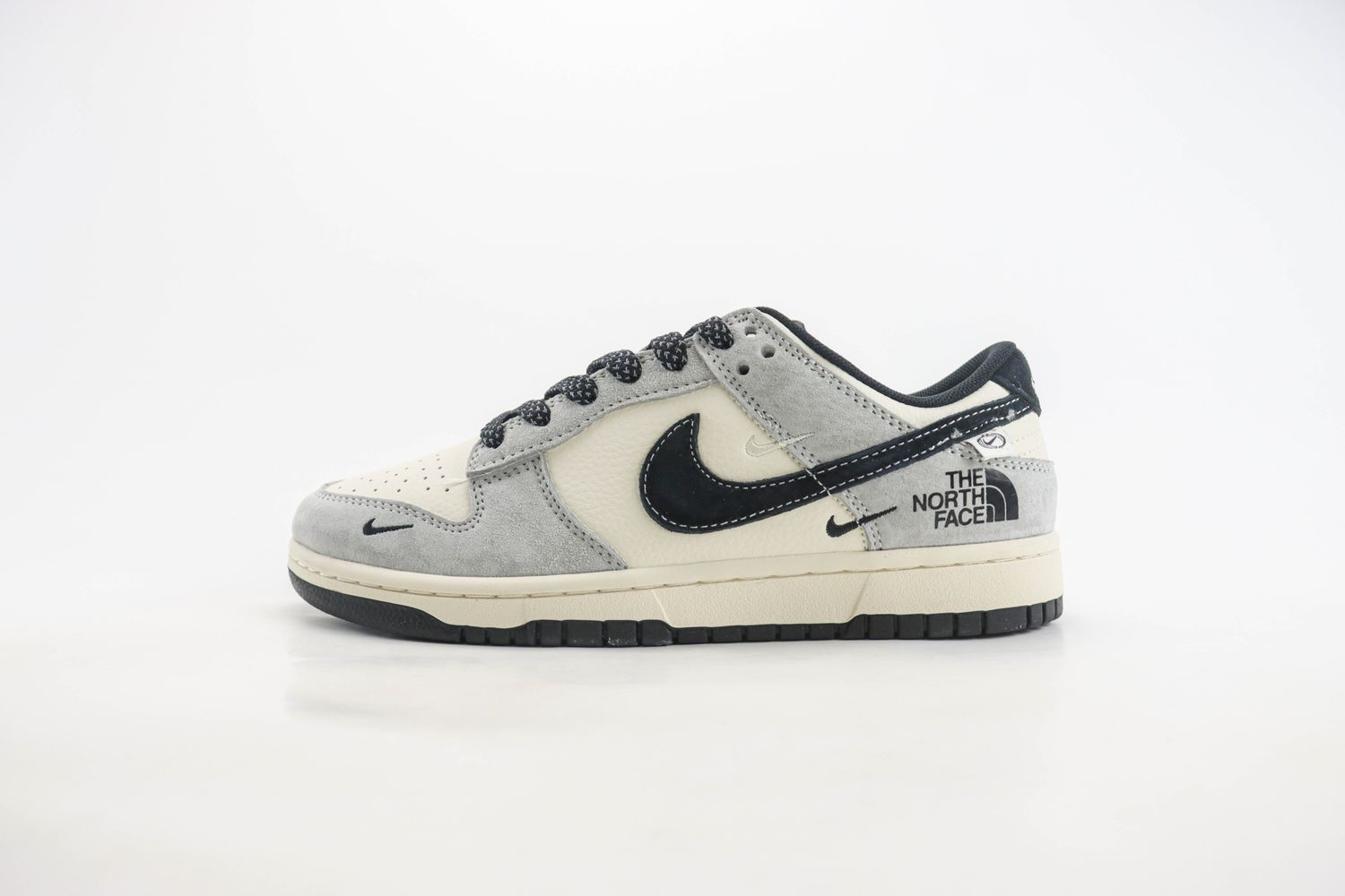 Nike SB Dunk Low x The North Face 33