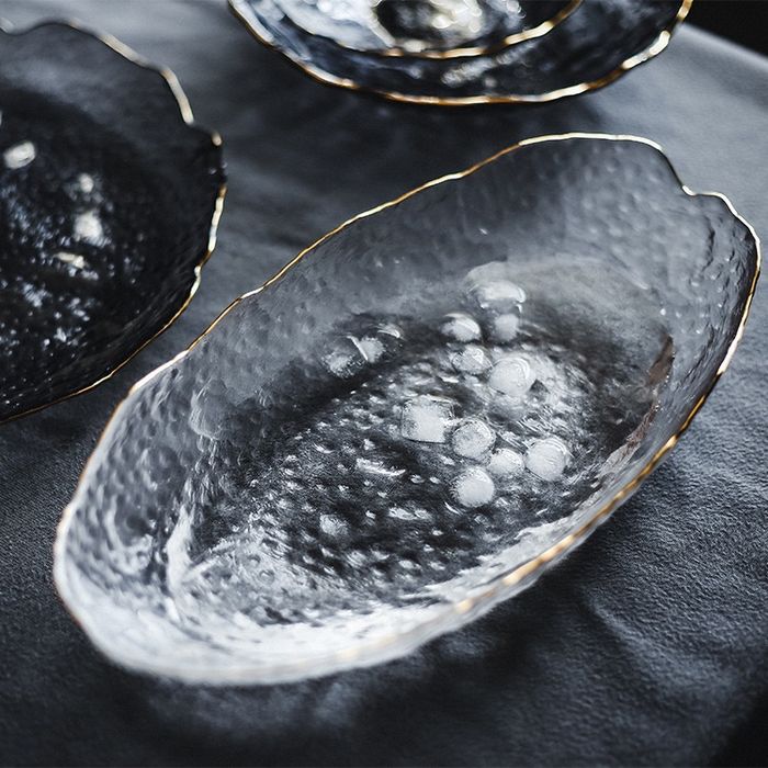 зуйван хэлбэртэй алтан хүрээтэй таваг өнгөгүй