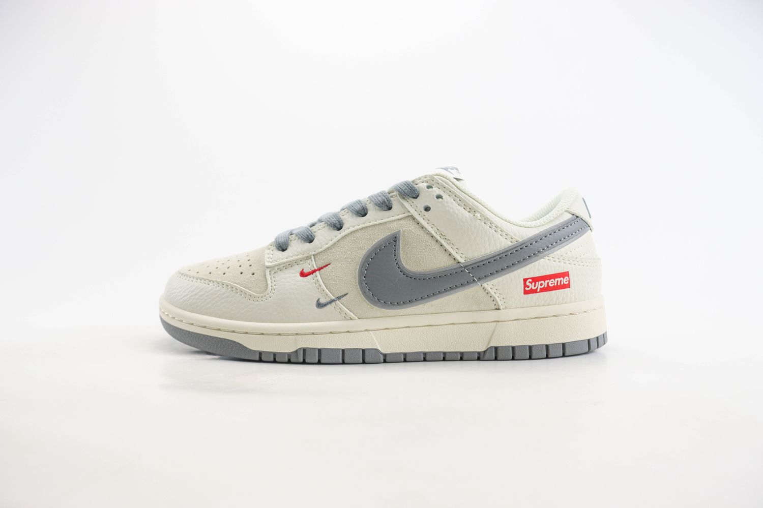  Nike SB Dunk Low x supreme 18