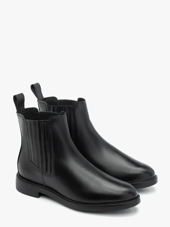 Black leather warm-lined Chelsea boots