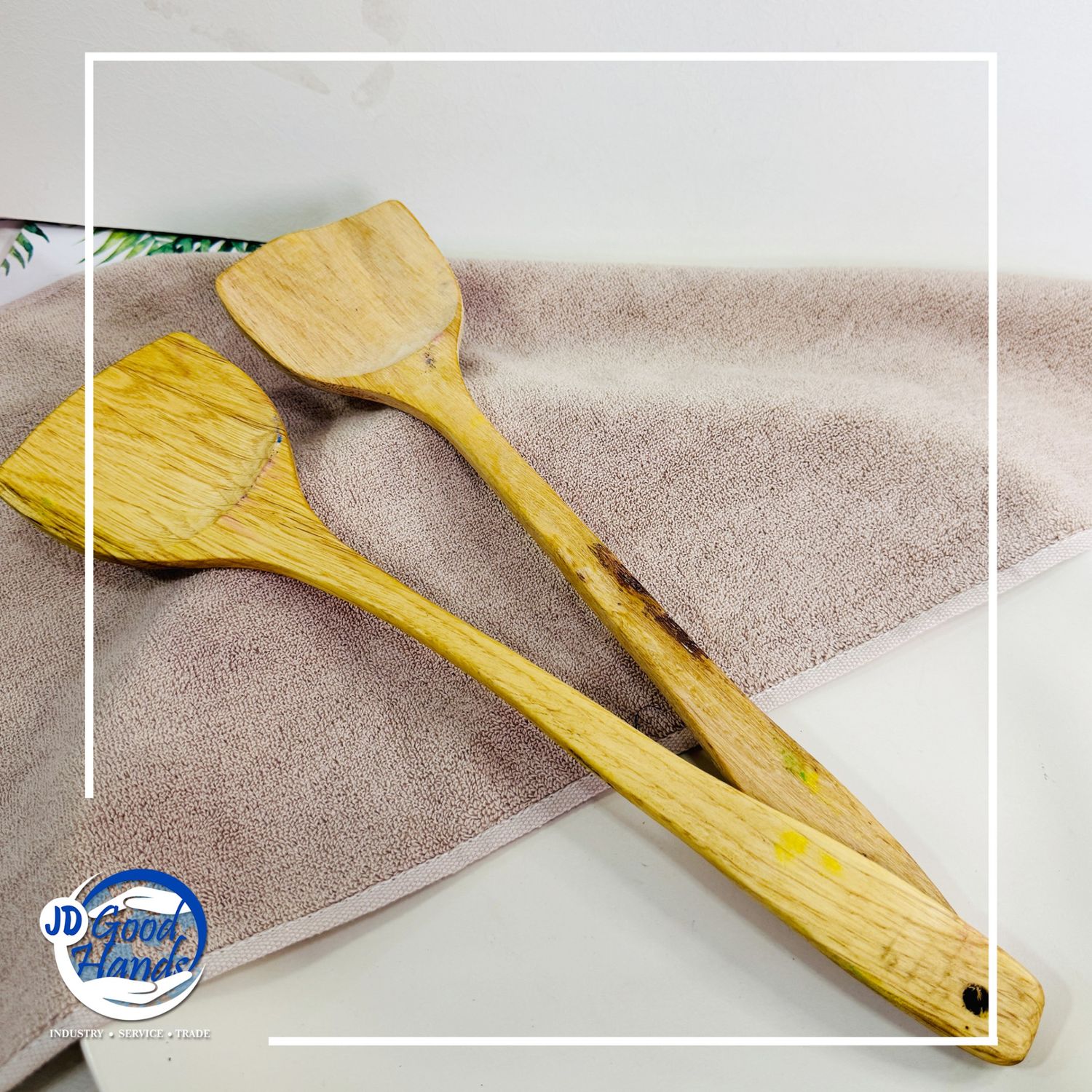 Модон хусуур том-урт иштэй  