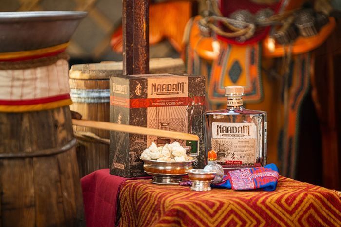 Архи NAADAM 0.7л (Бэлгийн хайрцагтай)