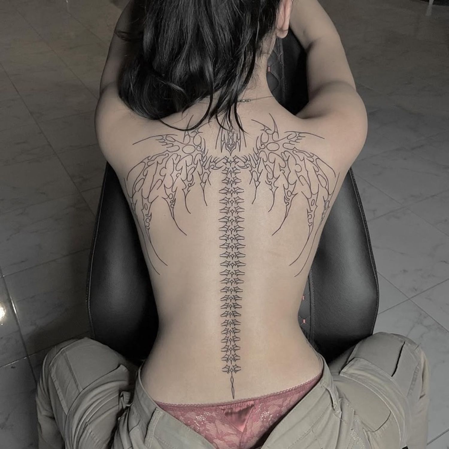 Эмэгтэй нуруу бүтэн Усан шивээс