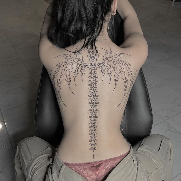 Эмэгтэй нуруу бүтэн Усан шивээс