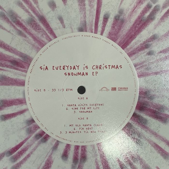 Sia – Everyday Is Christmas Snow