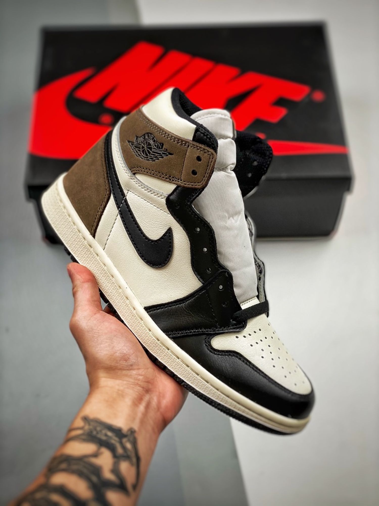 Air Jordan 1 Retro High OG "Dark Mocha"