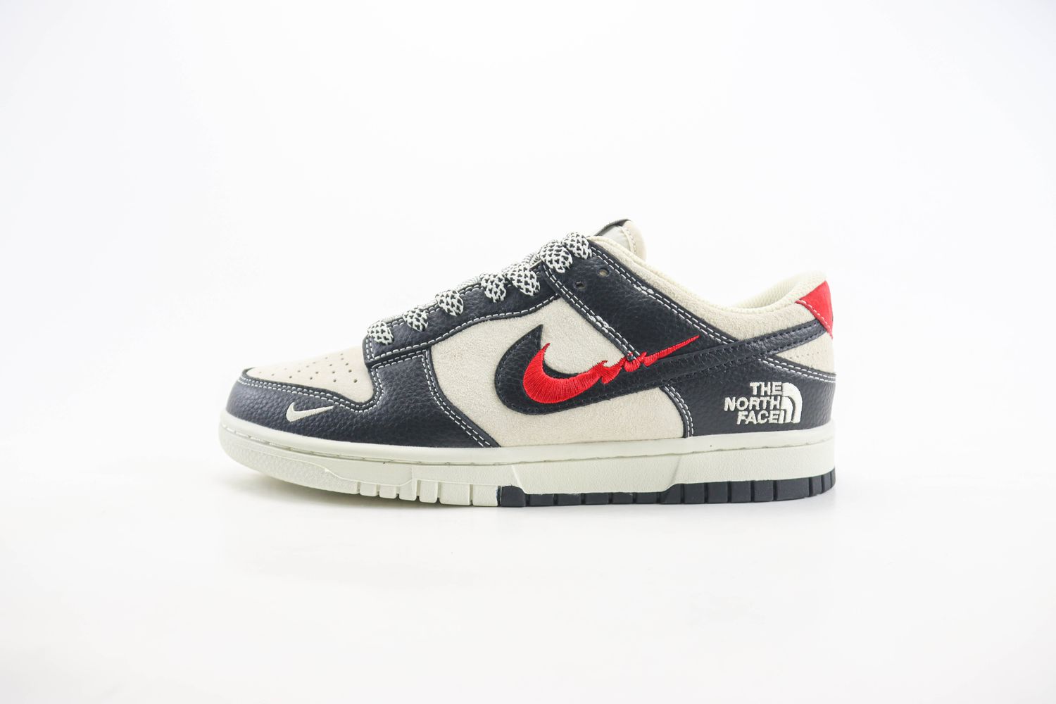  Nike SB Dunk Low x  The North Face 05