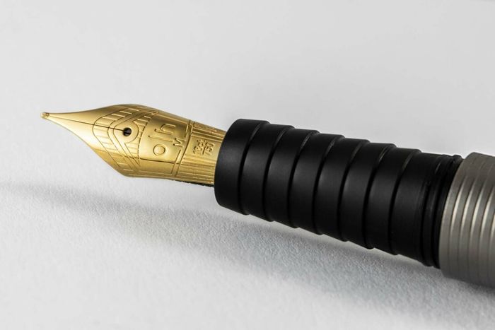 Otto Hutt Design 08 Gold Fountain Pen 18kr Gold NIB 