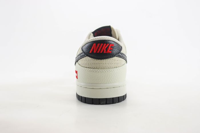 Nike SB Dunk Low x supreme 06