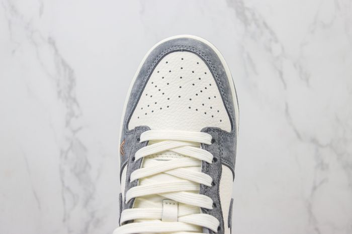 Nike SB Dunk Low x LV 104