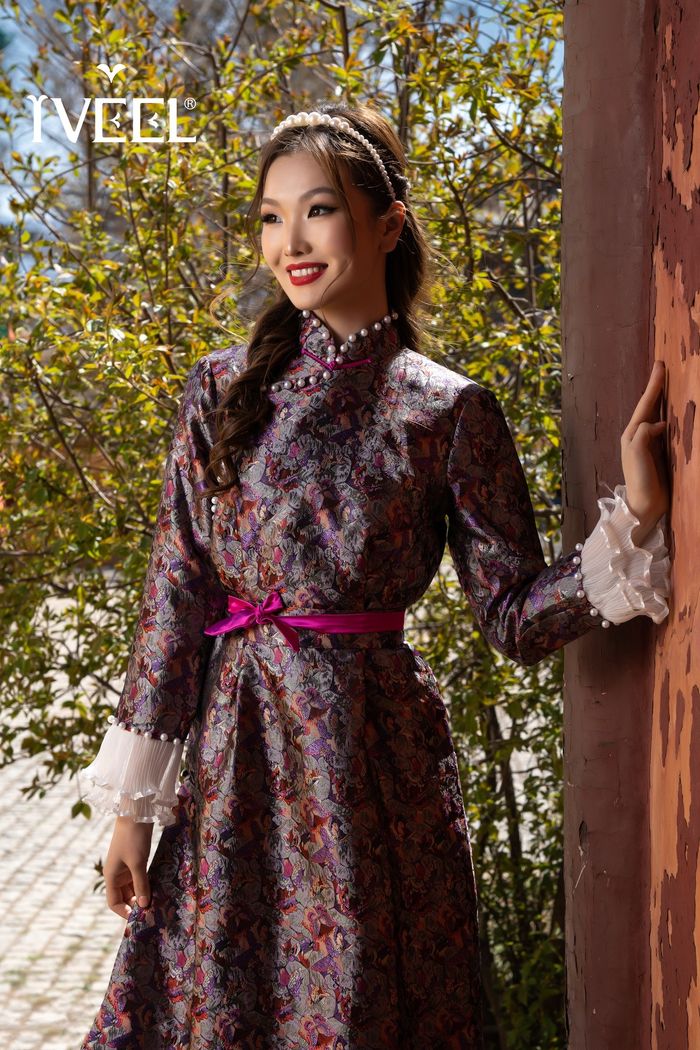 Сувдтай торгон дээл 