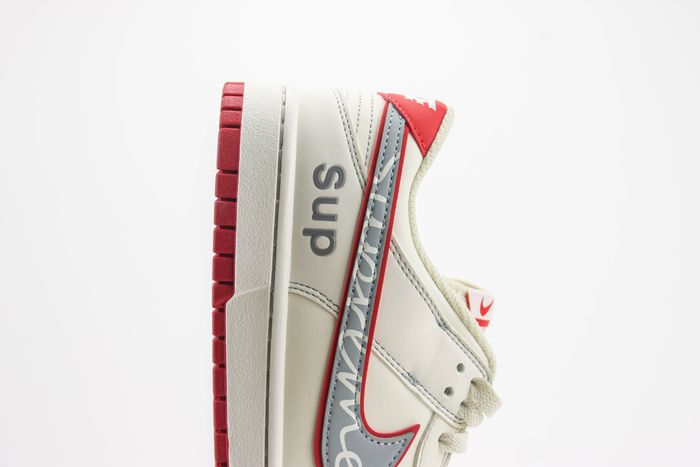 Nike SB Dunk Low x supreme 62 