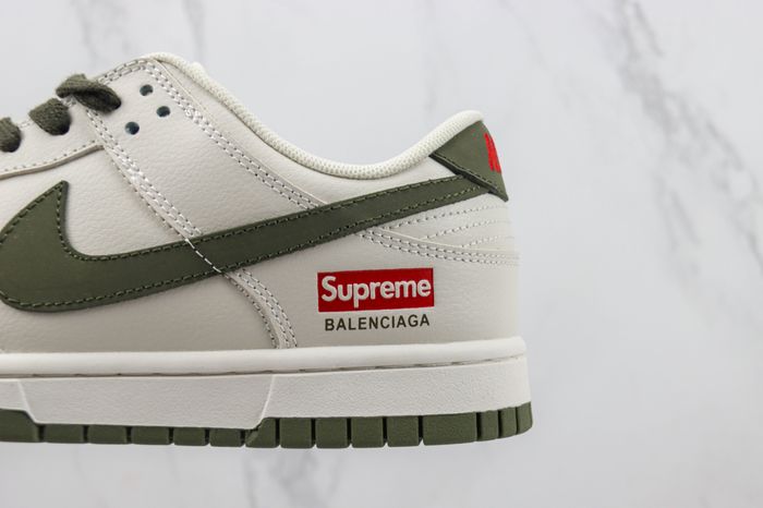 NIKE SB Dunk Low x Supreme 127