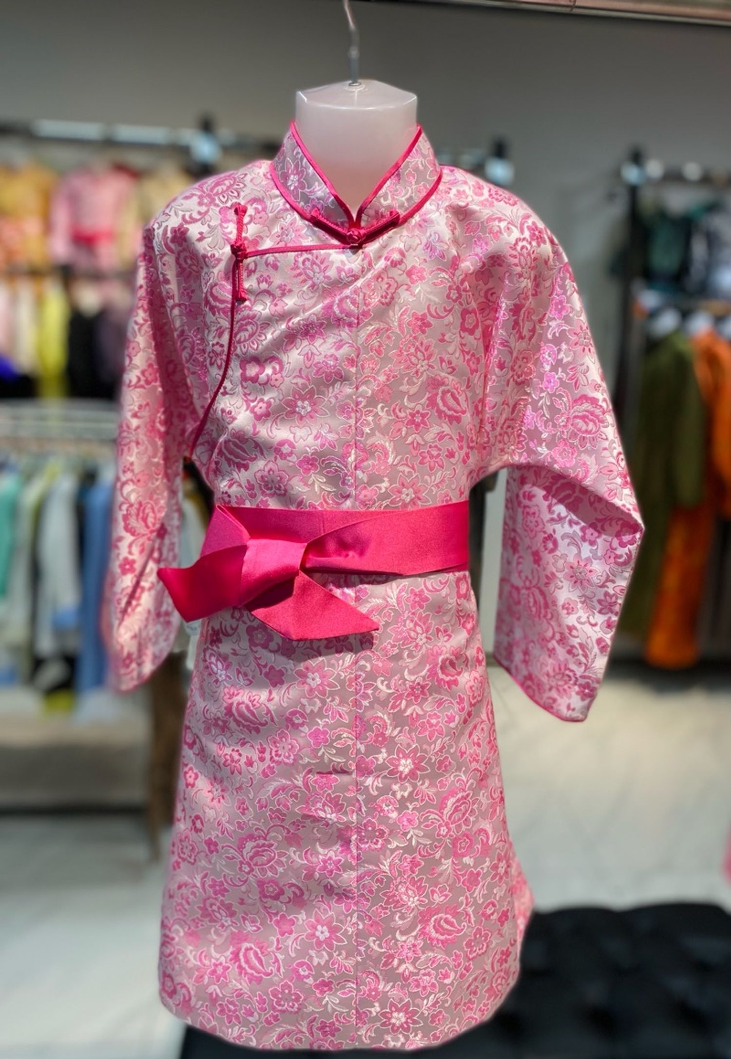 Ягаан торгон дээл