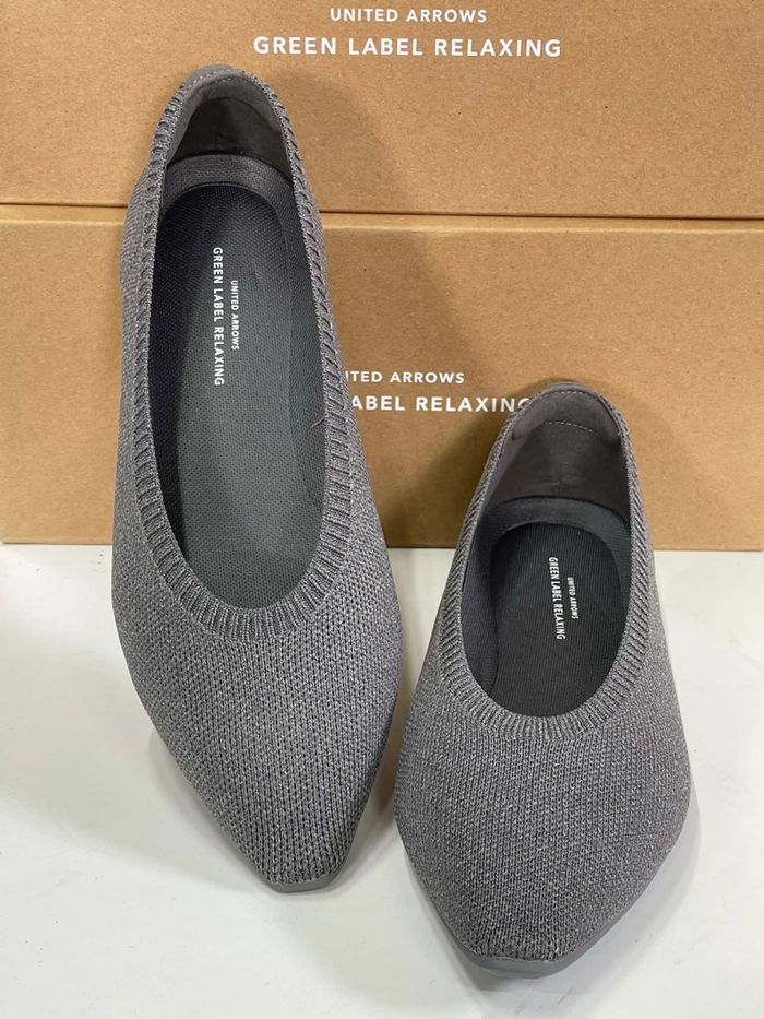 United arrow v grey