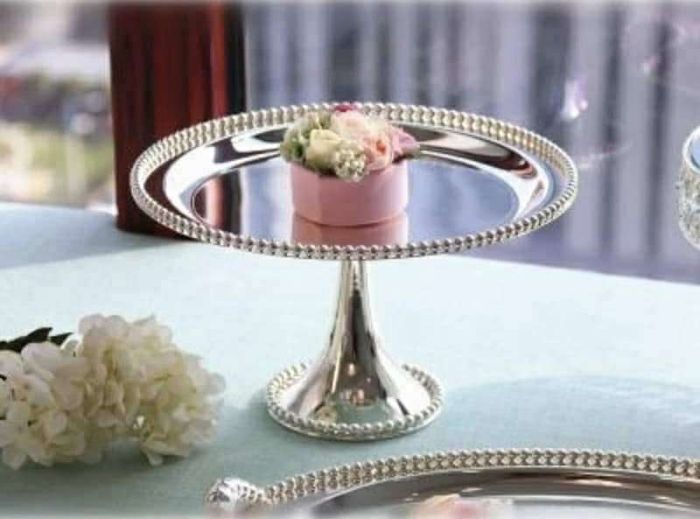 Идээний таваг өндөр хөлтэй