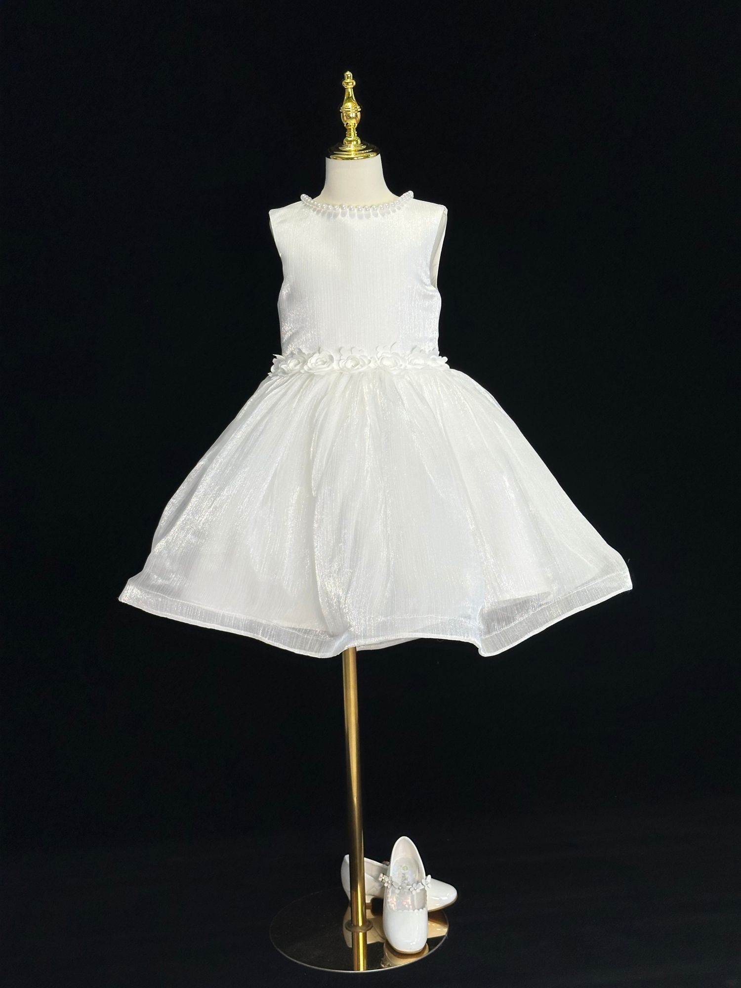 Хүзүүндээ сувдтай гоёмсог цагаан даашинз