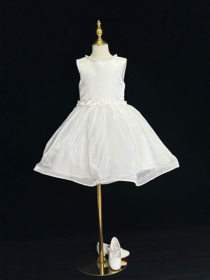 Хүзүүндээ сувдтай гоёмсог цагаан даашинз