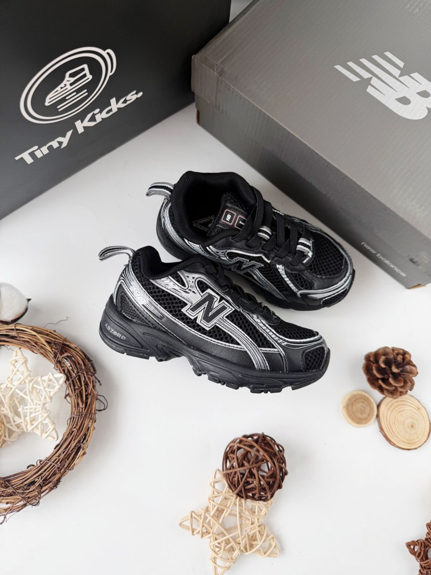 New Balance 740 Black