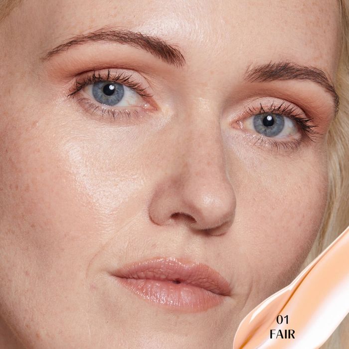 Huda glowish sheer concealer
