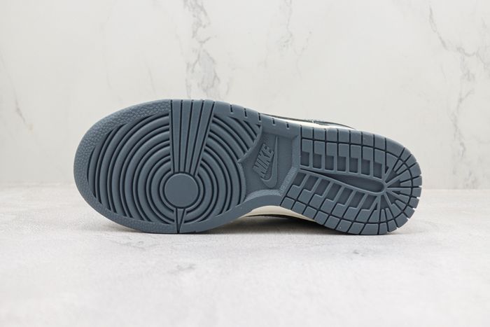 Nike SB Dunk Low Batman