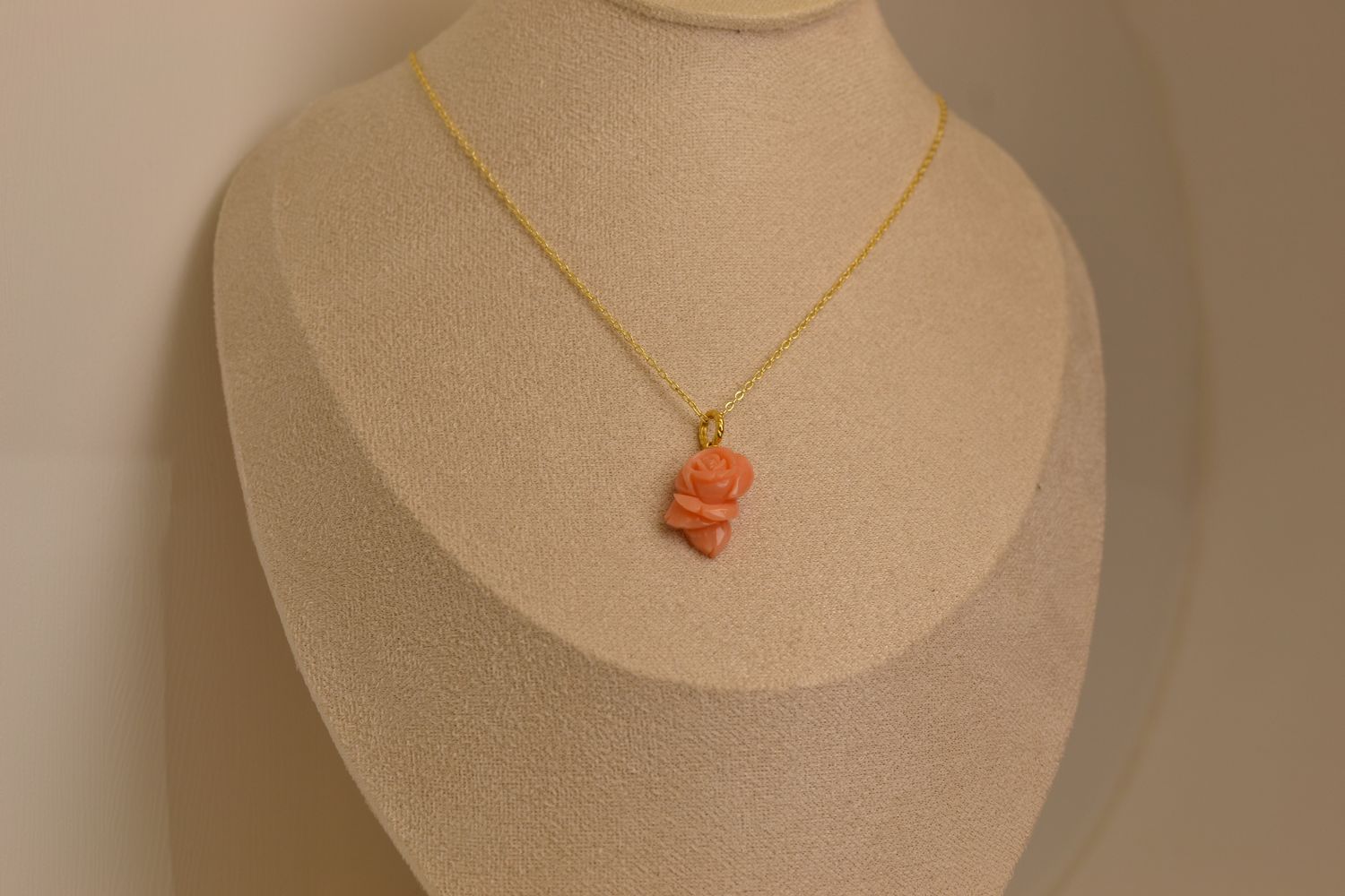 ягаан сарнай шүрэн кулон