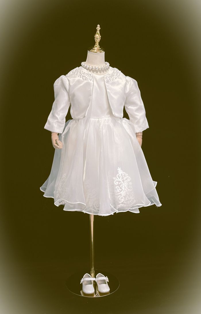 Хүндэтгэлд өмсөх цагаан пиджактай даашинз