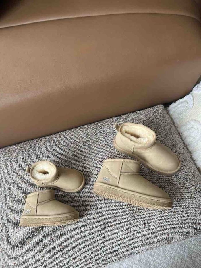 Хүүхдийн нэхий гутал захиалгаар