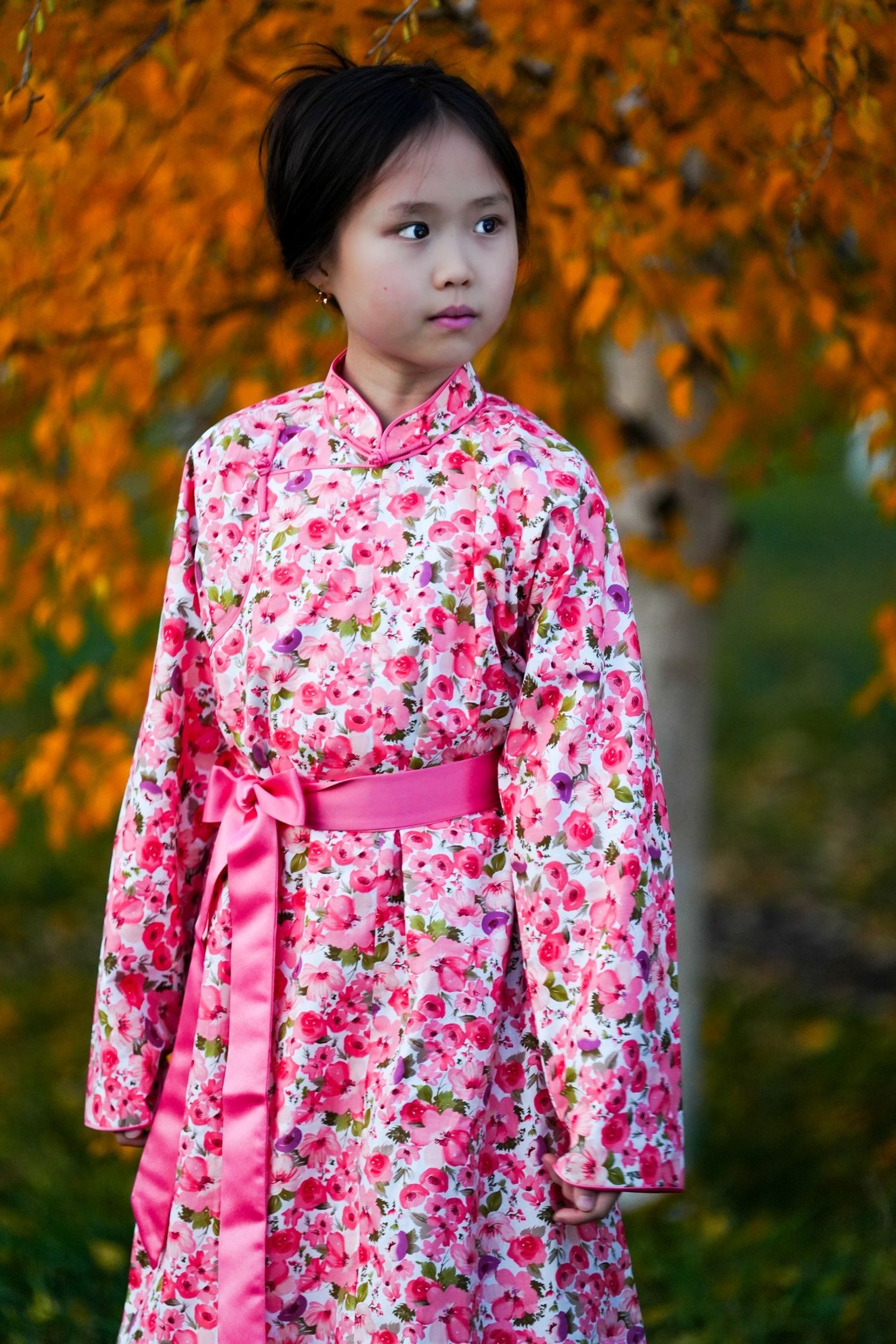 Цэцгэнд умбасан ягаан дээл