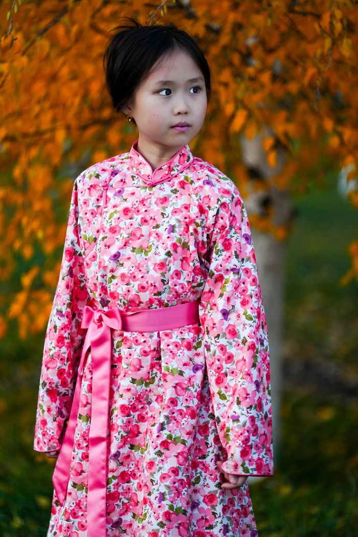 Цэцгэнд умбасан ягаан дээл