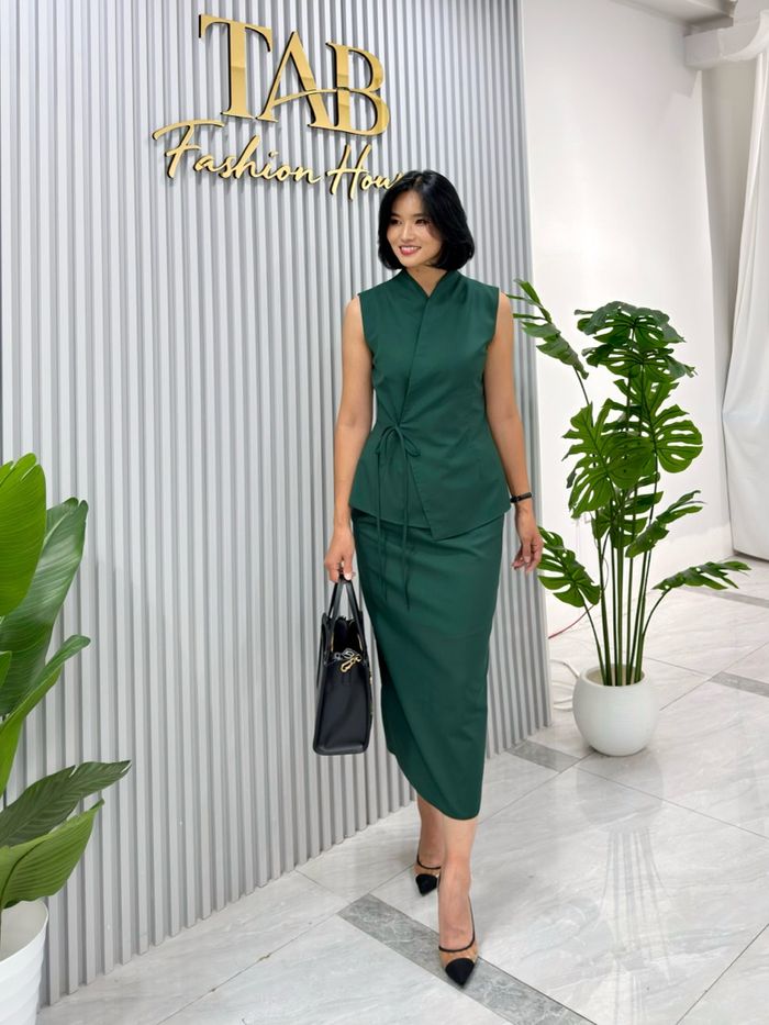 Vest + pencil skirt 💚