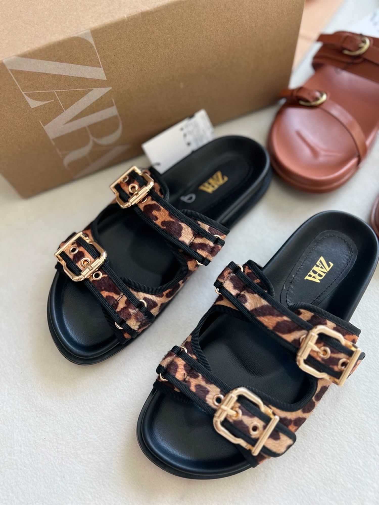 zara baran alag sandal