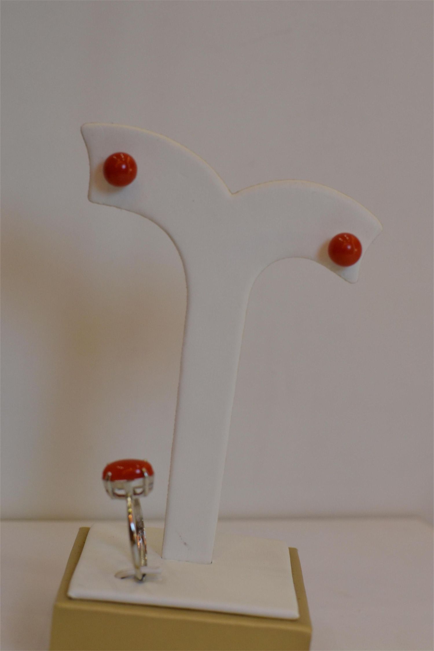 улаан шүрэн шигтгээтэй 