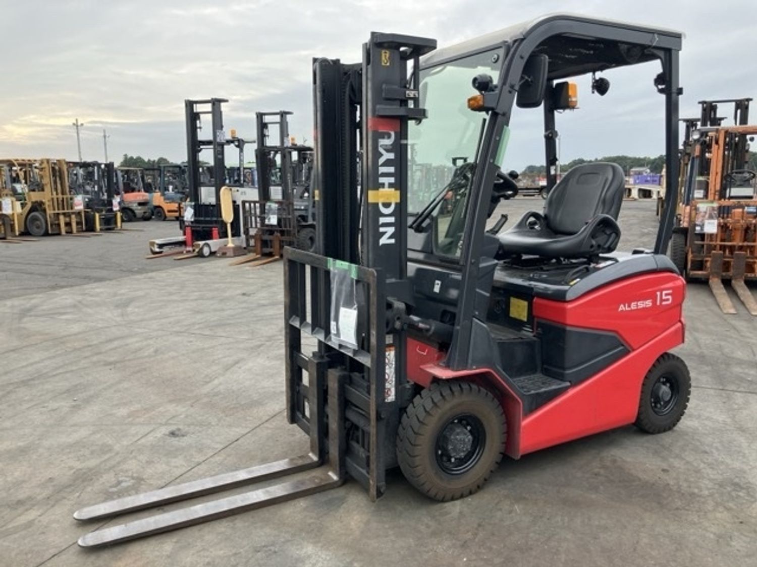 Nichiyu цахилгаан сэрээт өргөгч