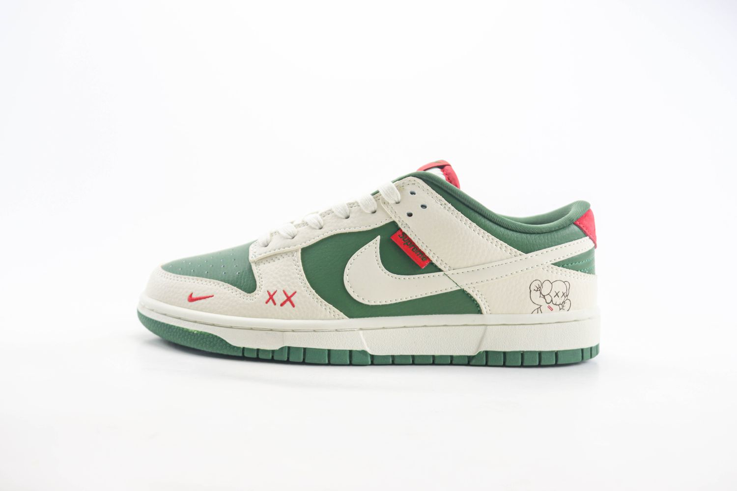 Nike SB Dunk Low x supreme x KAWS