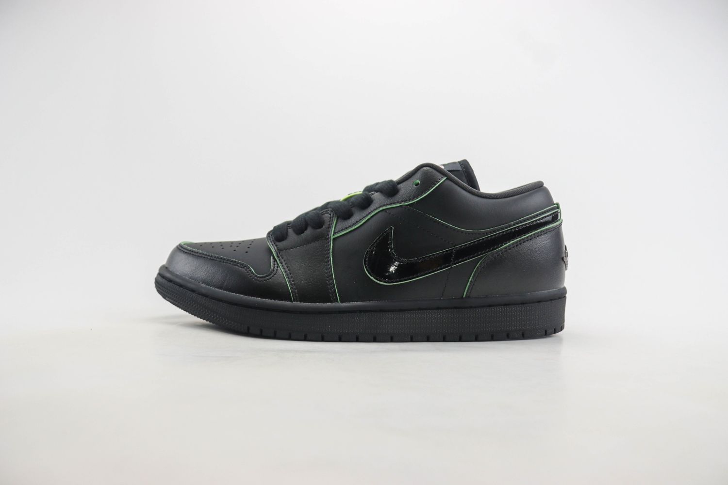 Jordan 1 Low SE Black Cat Mascot