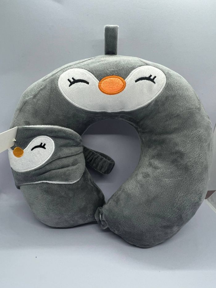 Нүдний хаалттай аяллын дэр