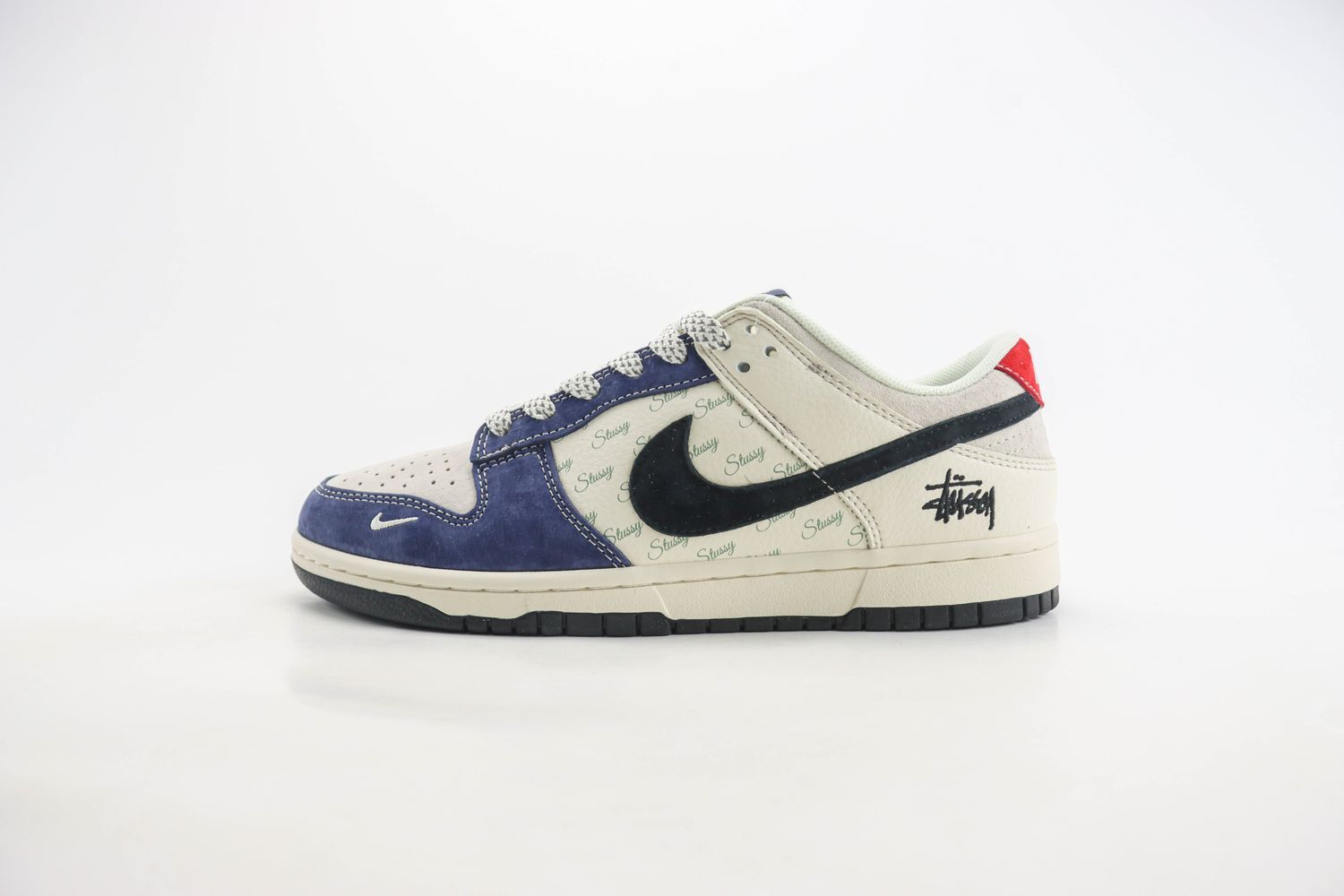 Nike SB Dunk Low x Stussy 28