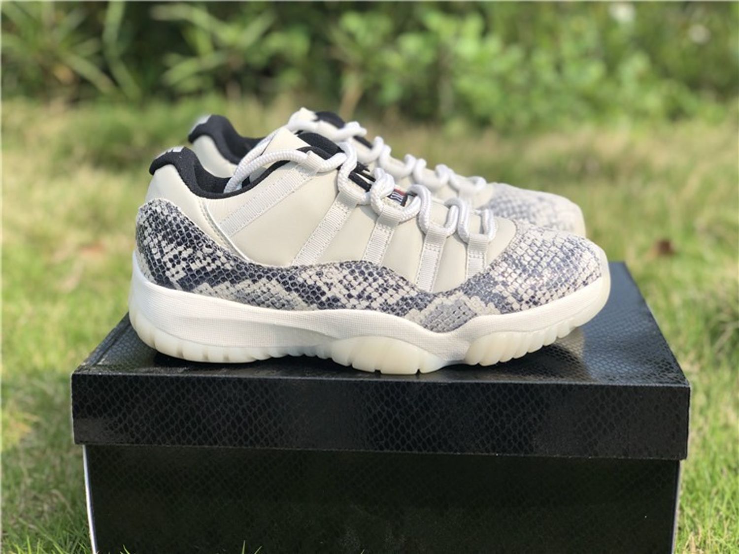  Air Jordan 11 Low Snakeskin “Light Bone”