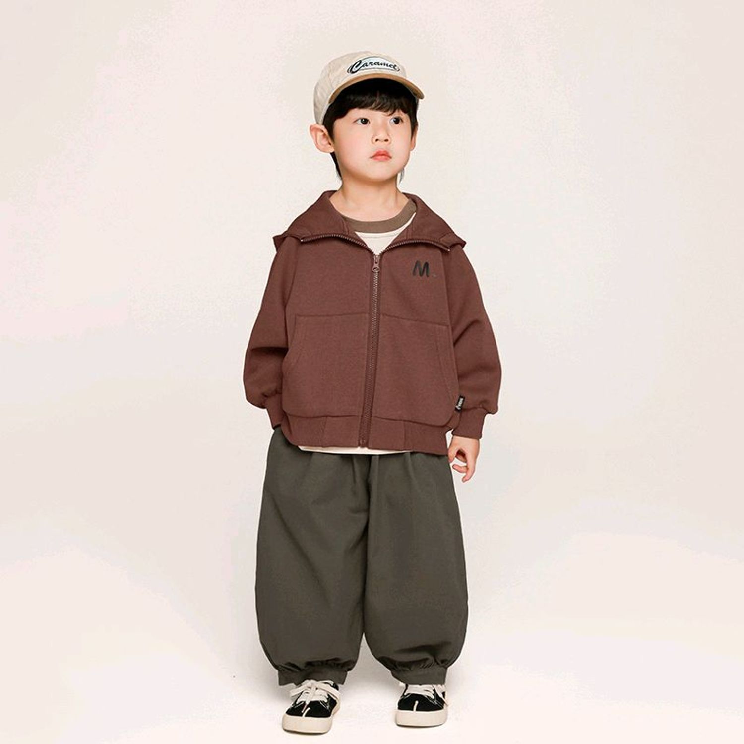 Хөвгүүдийн задгай эргэртэй малгайтай цамц