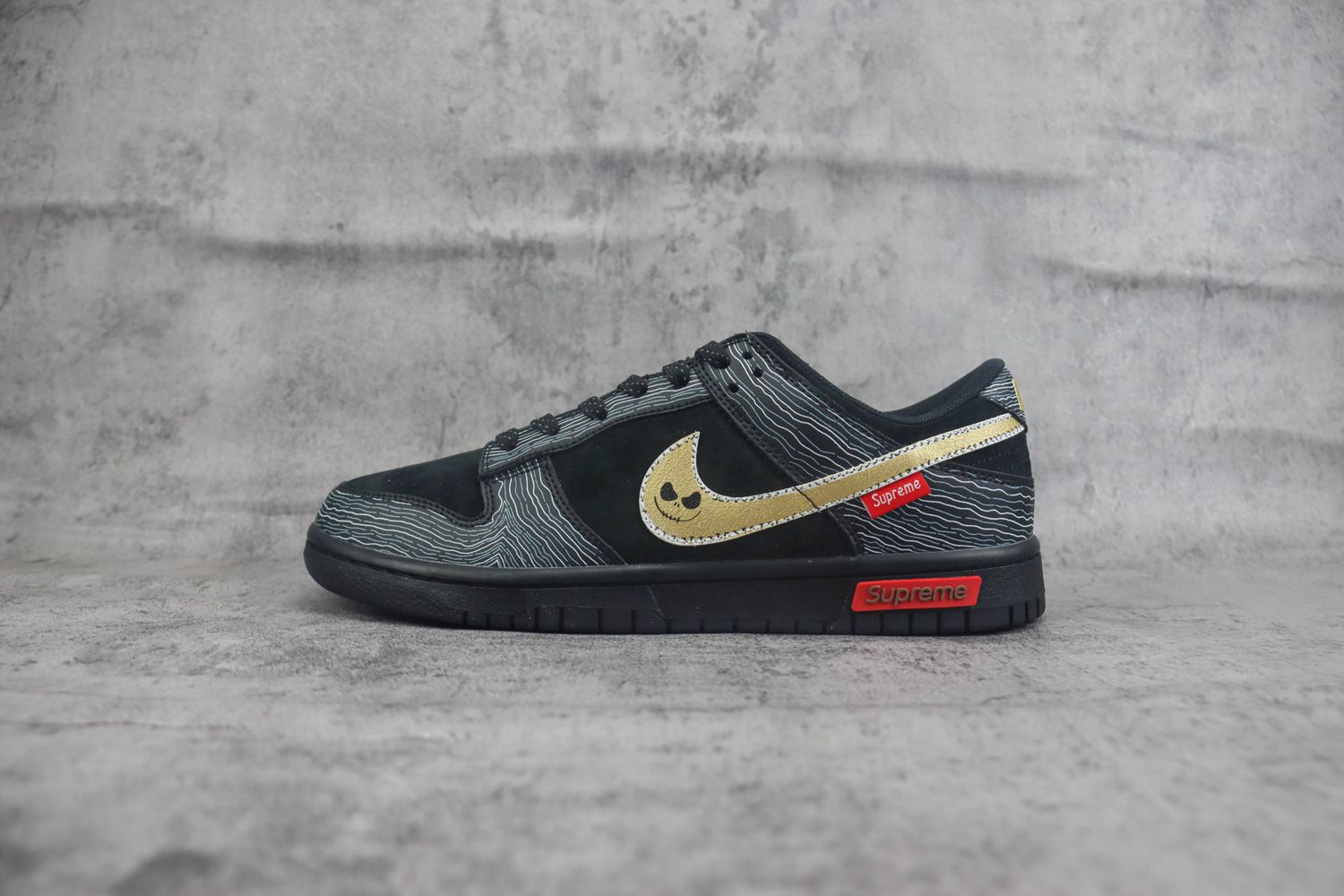  Nk SB Dunk Low x Supreme 