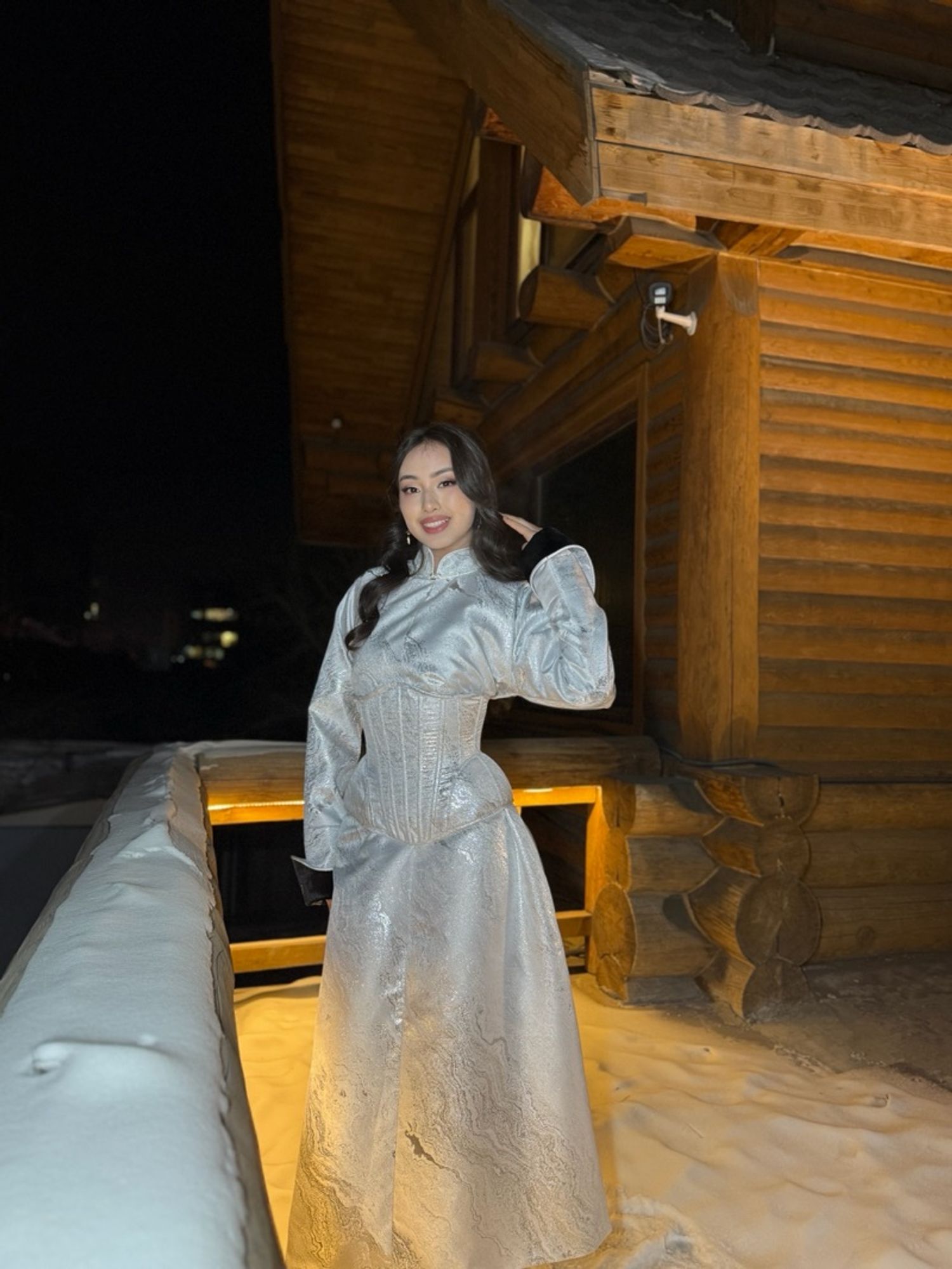 Хамбан нудрагатай дээл