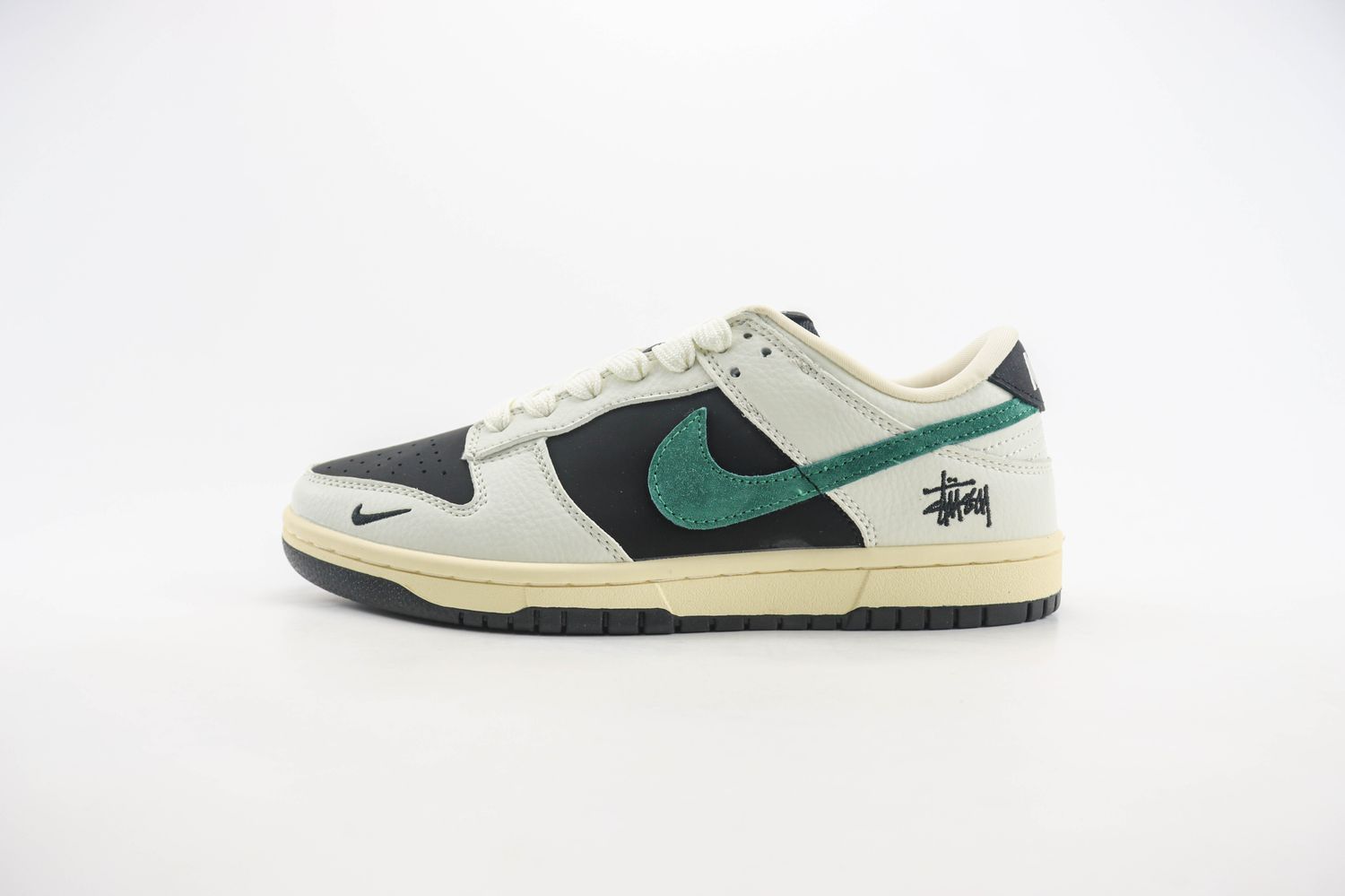 Nike SB Dunk Low x Stussy 103
