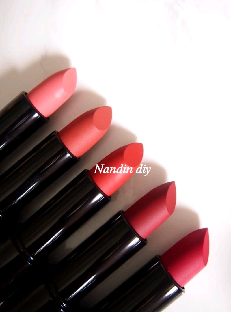 Hovuz boyida ayol bilan guruh jinsiy aloqa