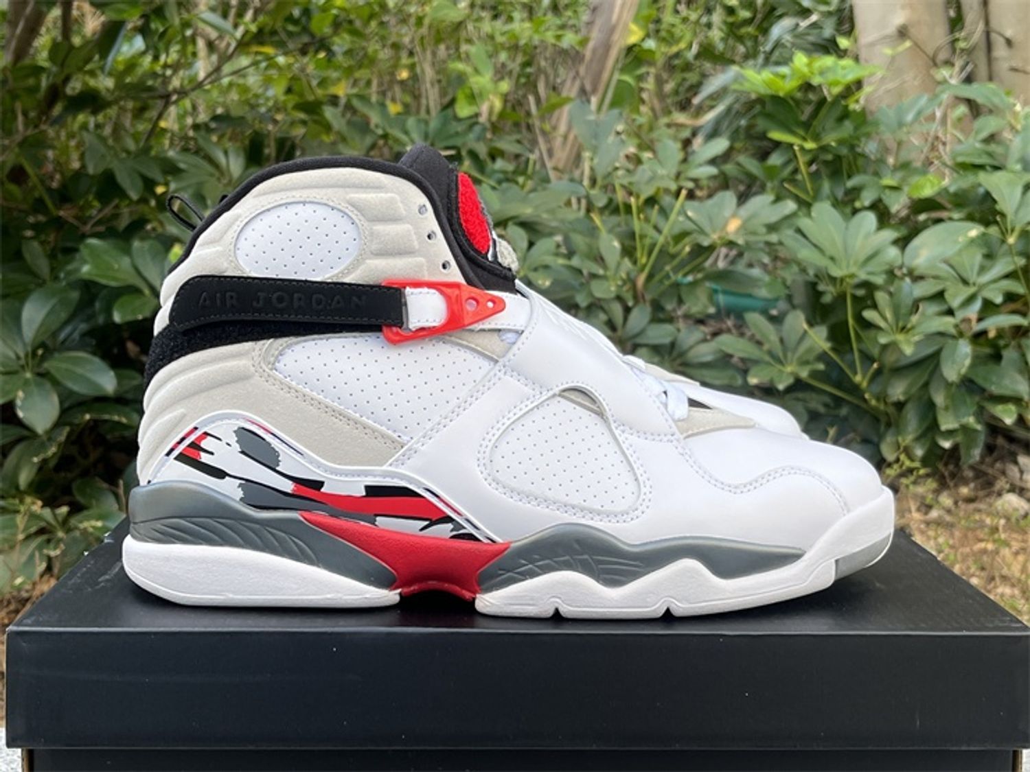 Air Jordan 8 Retro Bugs Bunny